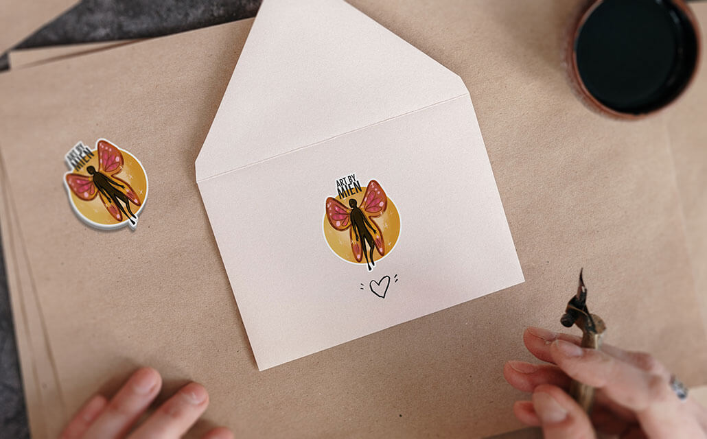 Art by mein Logo-Aufkleber auf einem Briefumschlag.