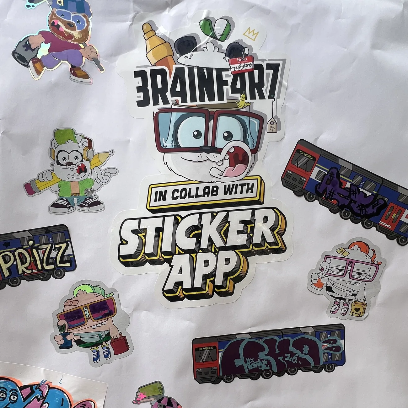 Wand voller selbst ausgemalter Freiform-Aufkleber von Brainfart x StickerApp und Etiketten mit dem S8-World-Zug mit Graffiti-Tags