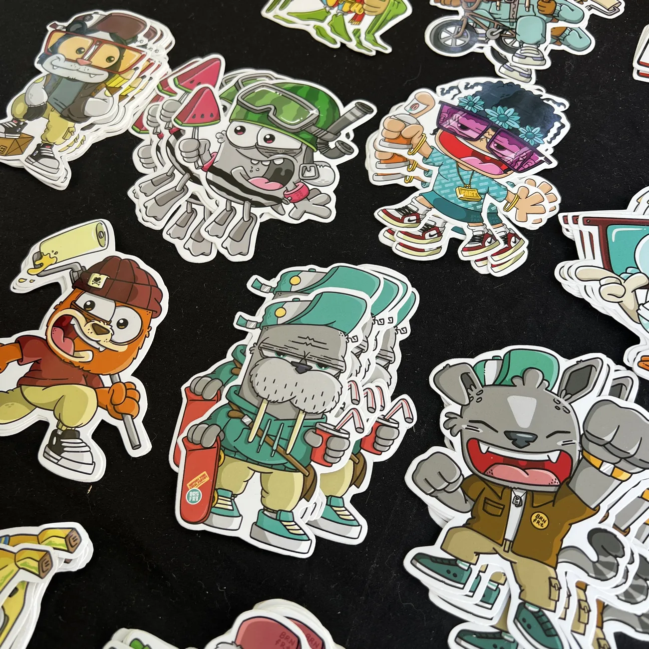 Freiform-Aufkleber von Brainfart x StickerApp mit Comicfiguren in Streetwear, darunter ein Walross mit Skateboard und eine grinsende Katze