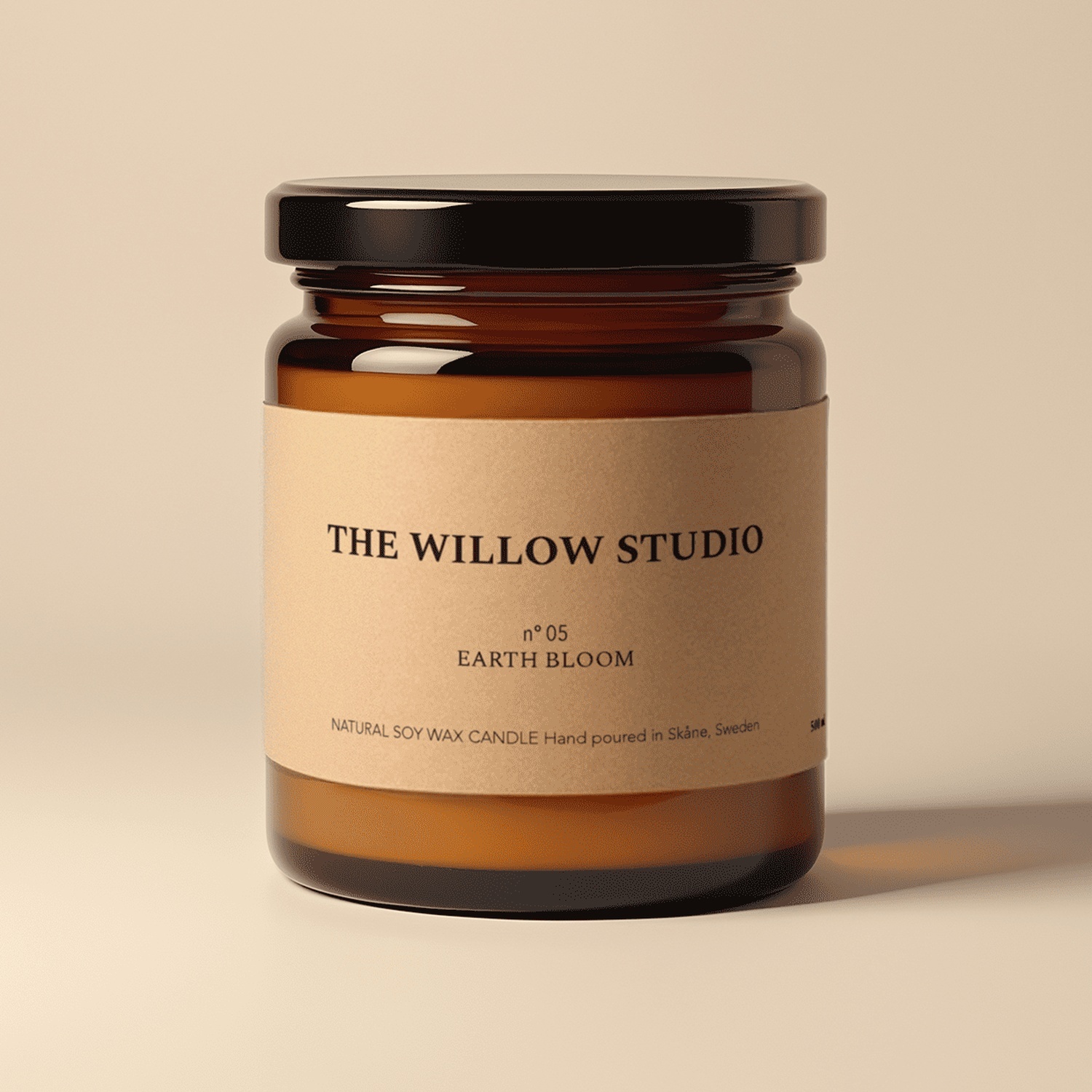 Kerzenglas aus Braunglas mit Kraftpapier-Etikett für die Naturkerze Earth Bloom aus Sojawachs von The Willow Studio