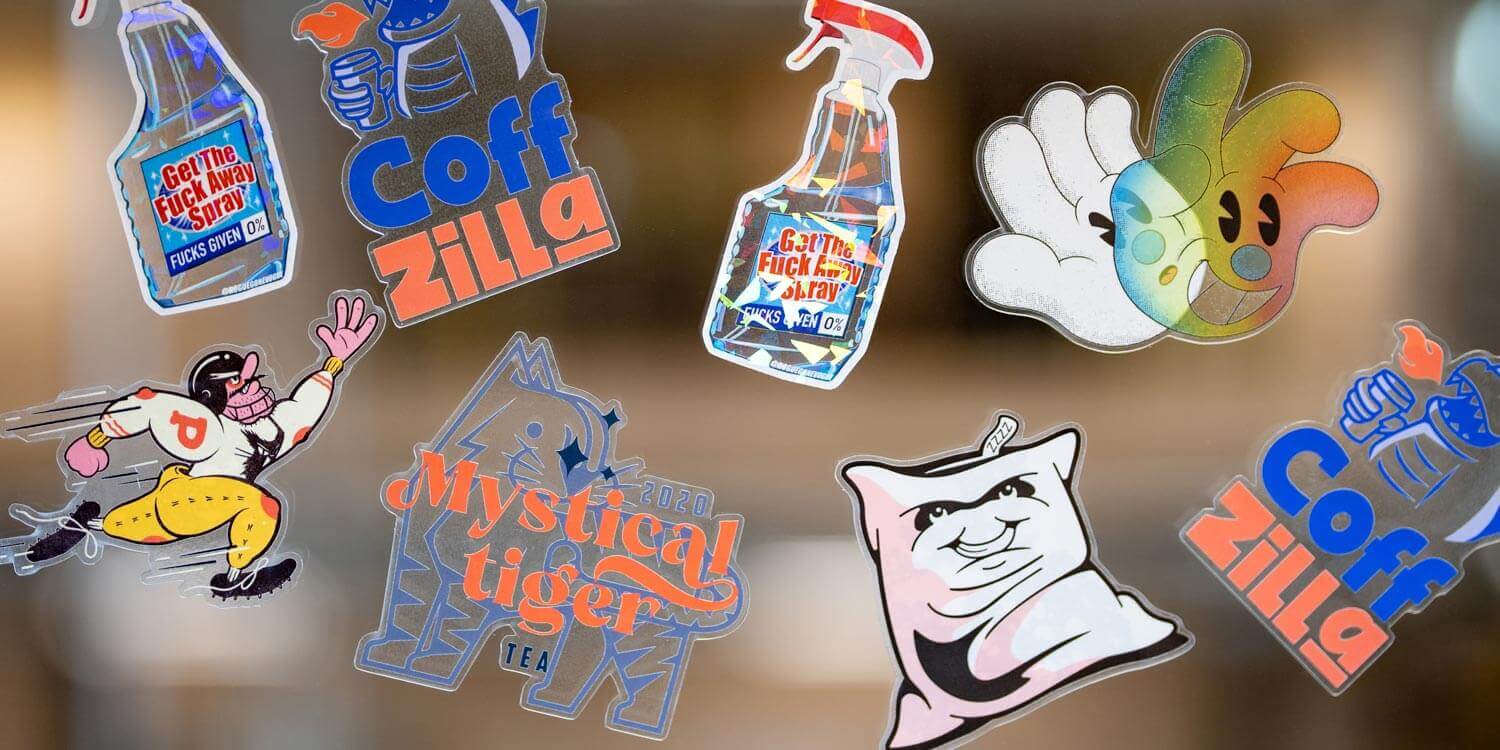 Ein Bündel durchsichtiger Aufkleber, die auf einem Fenster angebracht sind