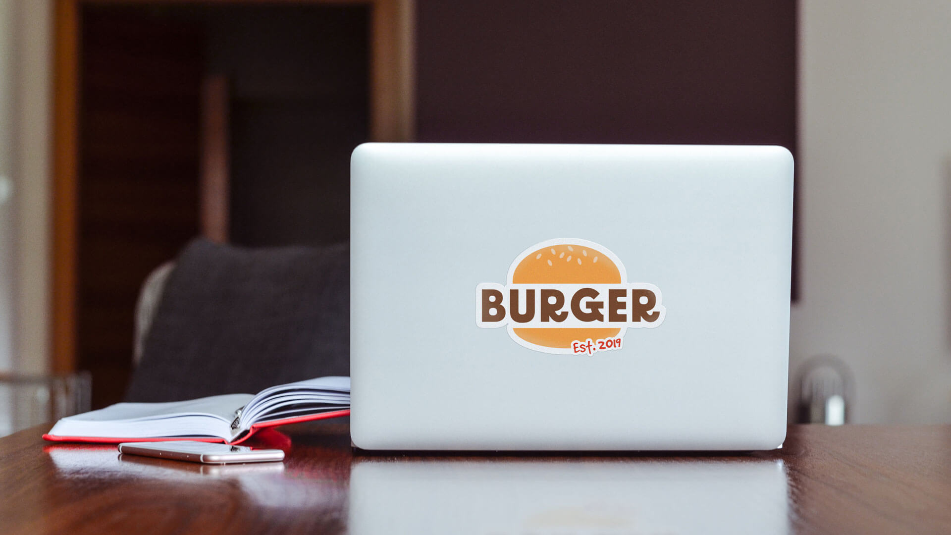 Burger-Logo-Aufkleber auf einem Laptop.