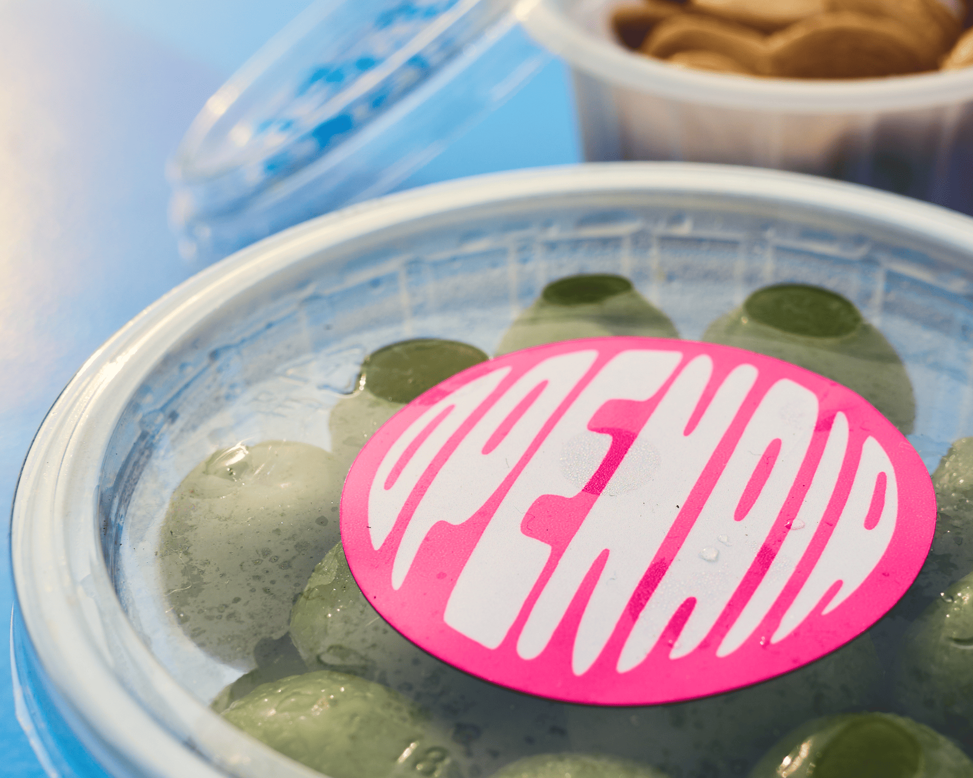 Rundes Etikett auf Plastikbehälter