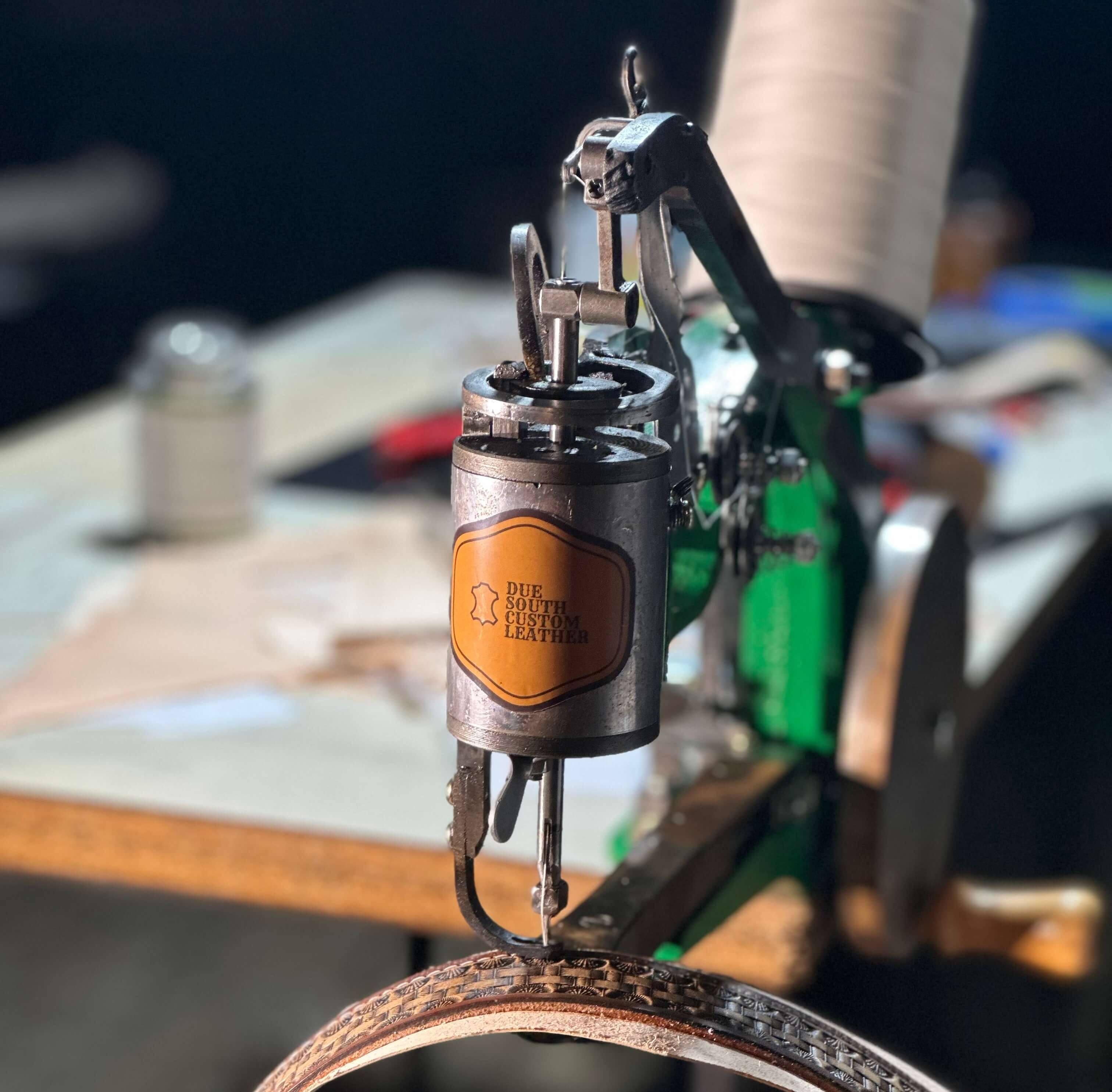 Schwerer Aufkleber, der an einer funktionierenden Nähmaschine angebracht wird.