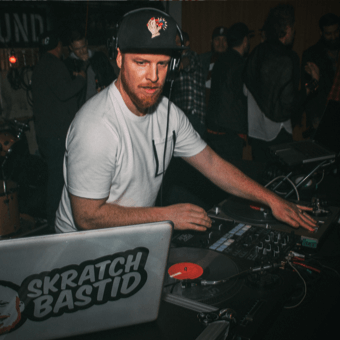 DJ mit einem Aufkleber geklatscht Laptop.