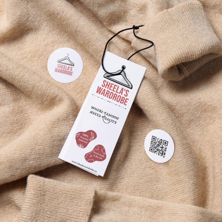 An der Kleidung befestigte Aufkleber liegen auf dem Bett.