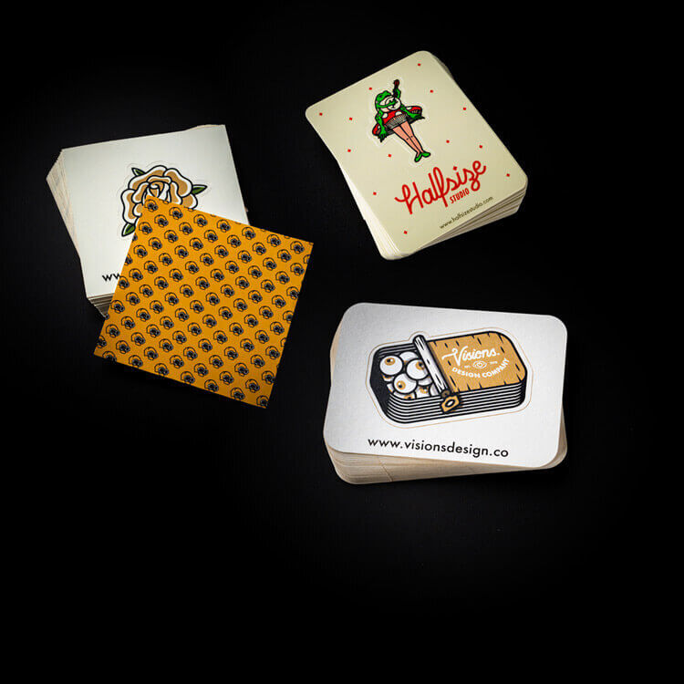 Ein paar Kiss-Cut-Aufkleber auf einem schwarzen Hintergrund.