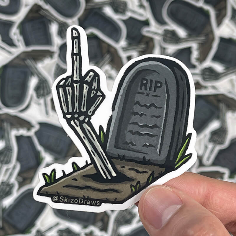 Freiform-Sticker aus Vinyl mit einem Grabstein mit der Aufschrift „RIP“ und einem Skelettarm, der aus dem Boden ragt und den Mittelfinger zeigt, vor einem Hintergrund aus Stickern.