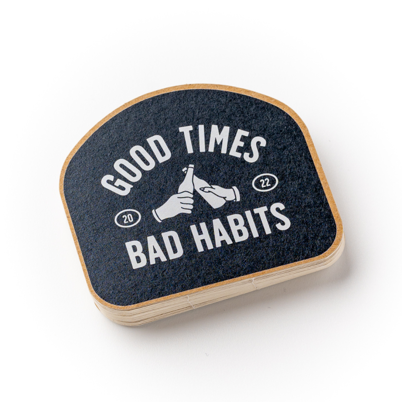 Konturgeschnittener Kraftpapieraufkleber mit Bierlogo